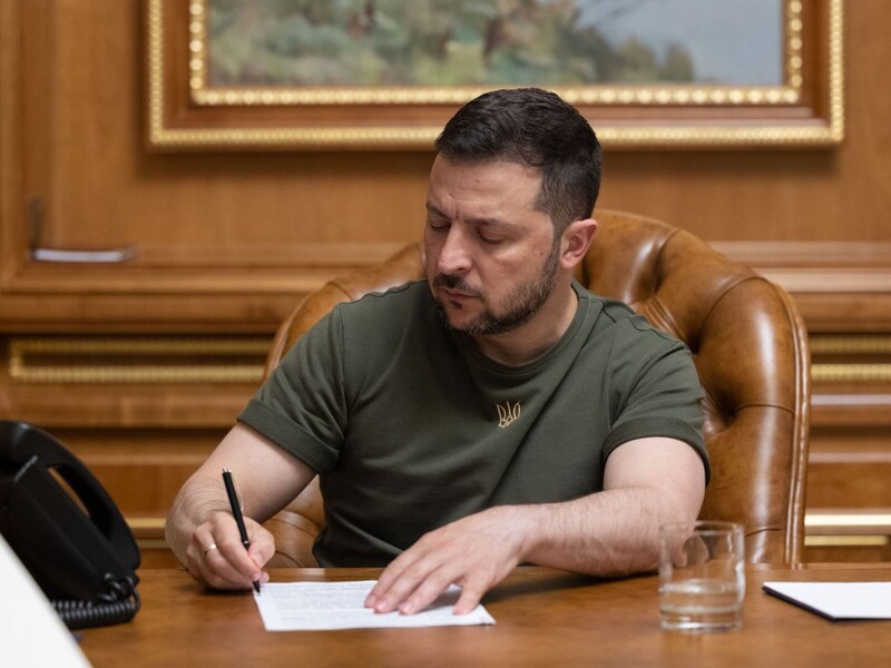 Зеленский подписал законы о продолжении военного положения и мобилизации