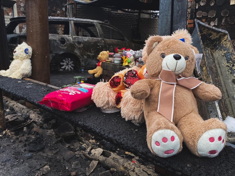 У Харкові поховали сім'ю з п'яти осіб, яка згоріла після атаки російських дронів. Тіло немовляти поклали до матері