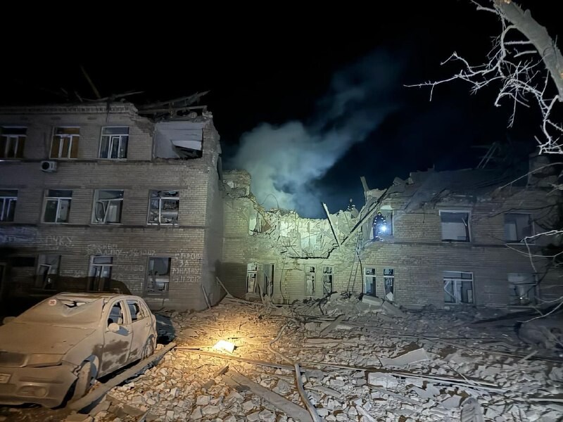 РФ двічі за ніч вдарила по Селидовому Донецької області. Троє загиблих, зруйновано лікарню