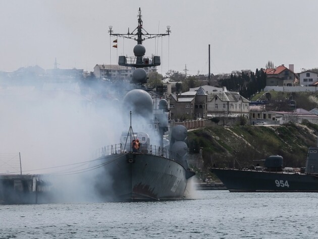 В Крыму ночью слышны взрывы, очевидцы заявляют о взрыве боекомплекта на корабле. Видео