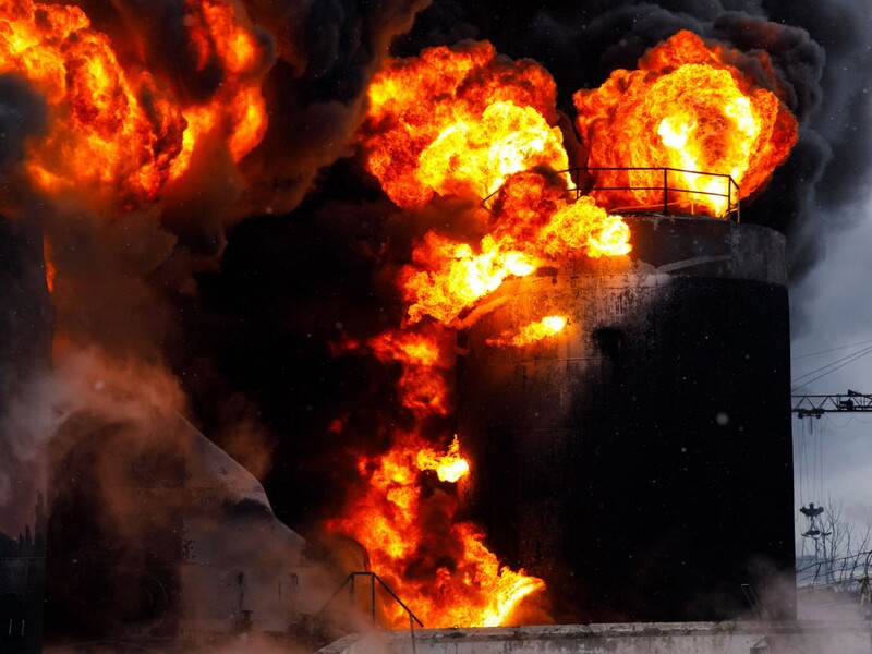 Удар по нефтебазе в Харькове. Один из дронов попал в защитное сооружение, которое должно было бы сдерживать топливо – ОВА