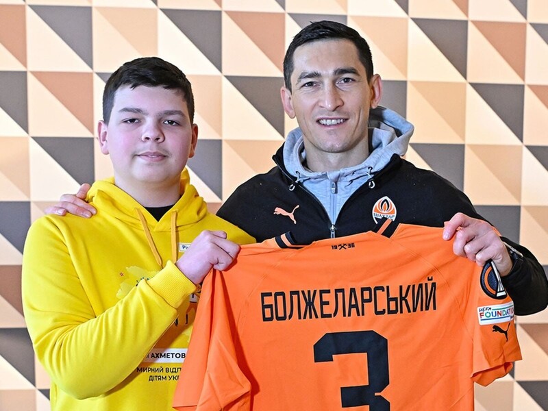 14-річний Тимофій із Донецької області, який після поранення пройшов реабілітацію від Фонду Ріната Ахметова, відвідав матч "Шахтаря" в Гамбурзі