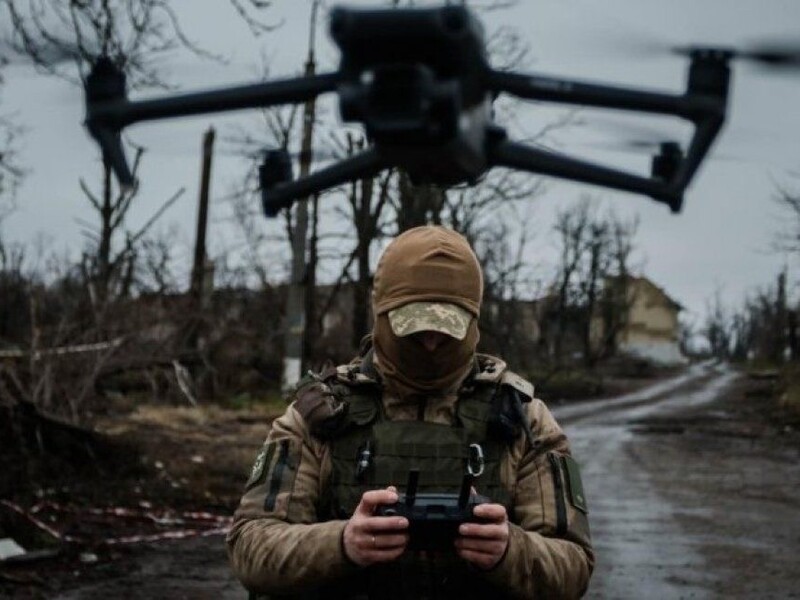 "Русня, вероятно, собрала технику для наступления". ВСУ показали уничтожение техники оккупантов дронами прямо в ангарах. Видео