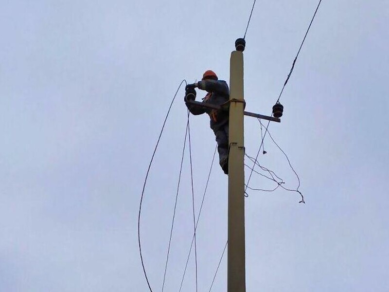 За два дня ДТЭК подключил к электричеству 3 тыс. семей, которые были без света из-за российских атак