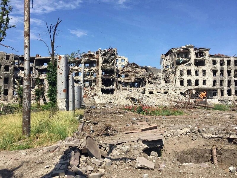 Погибшие в Харьковской и Донецкой областях, в Херсоне оккупанты обстреляли беженцев, потерявших жилье после взрыва на Каховской ГЭС. Сводка ОВА