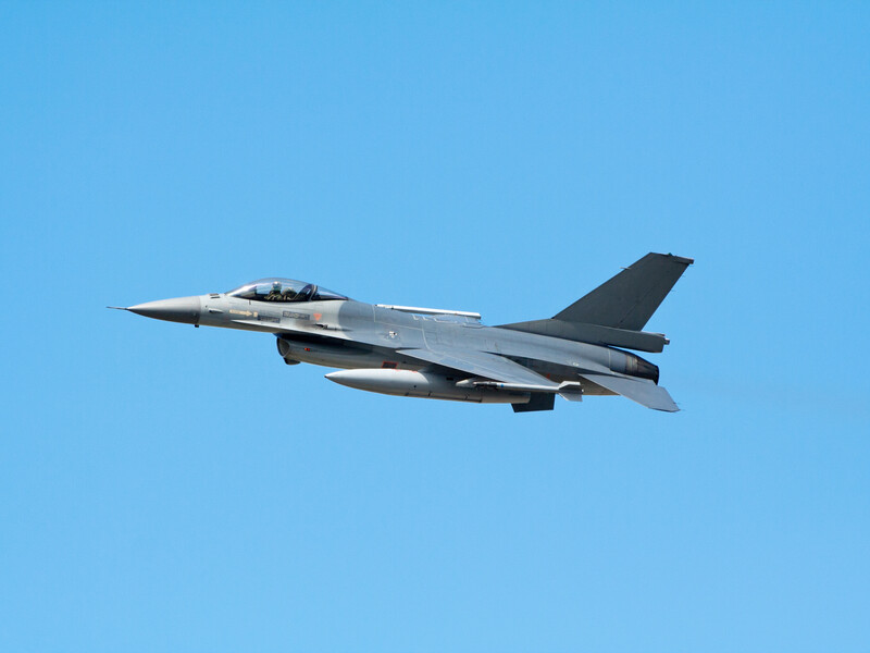 Данія заявила, що планує передати Україні перші F-16 цього літа