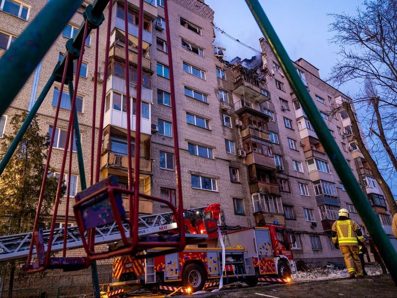 Россияне ударили по многоэтажке и предприятию в Днепре, ранены восемь человек, под завалами могут быть люди – ОВА