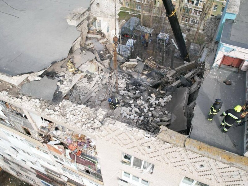 Атака росіян на Дніпро. З-під завалів багатоповерхівки дістали загиблого