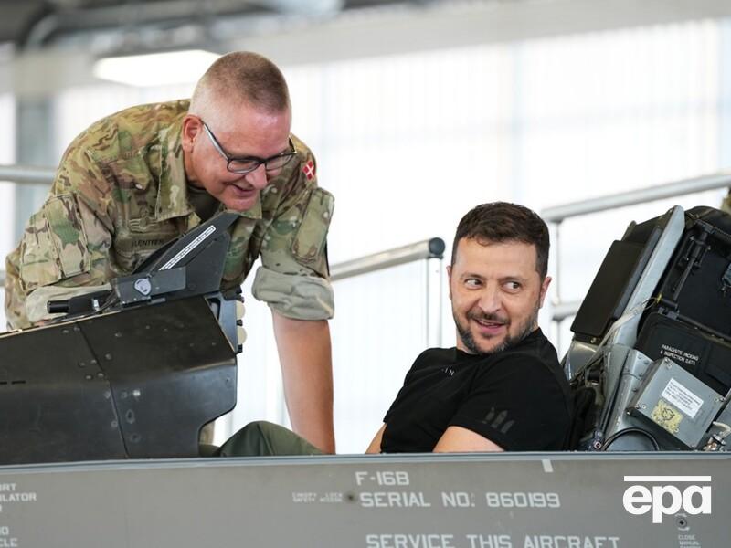 "Все украинцы ждут". Зеленский показал, как проходит обучение украинских пилотов на истребителях F-16 