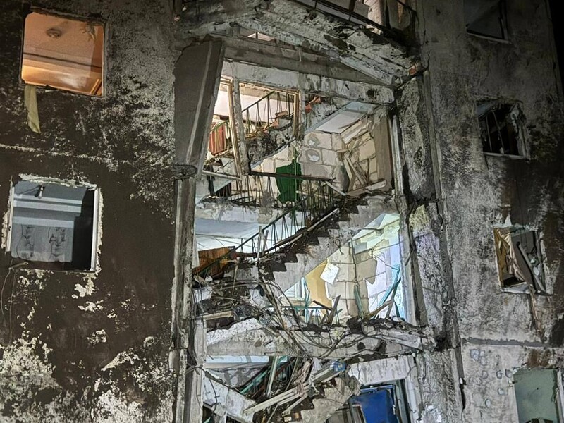 Российские оккупанты попали авиабомбой по многоэтажке в Херсоне, ранен ребенок. Фото