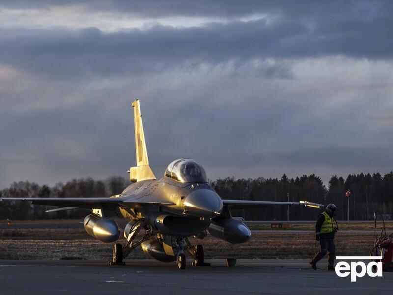 До літа до бойових вильотів на F-16 будуть готові 12 українських льотчиків, до того часу Україна отримає від союзників шість винищувачів – NYT