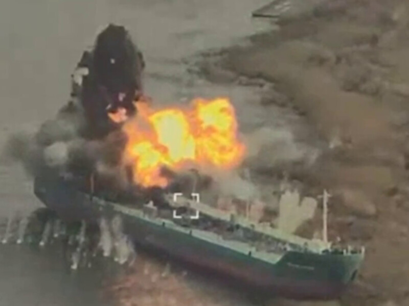 Воздушные силы ВСУ показали удар по пункту управления, который оккупанты разместили на судне. Видео