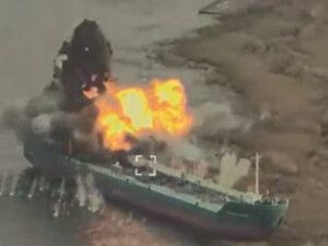 Воздушные силы ВСУ показали удар по пункту управления, который оккупанты разместили на судне. Видео