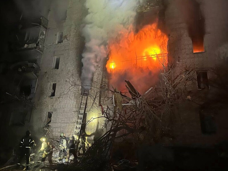Россияне сбросили авиабомбу на жилую многоэтажку в Купянске