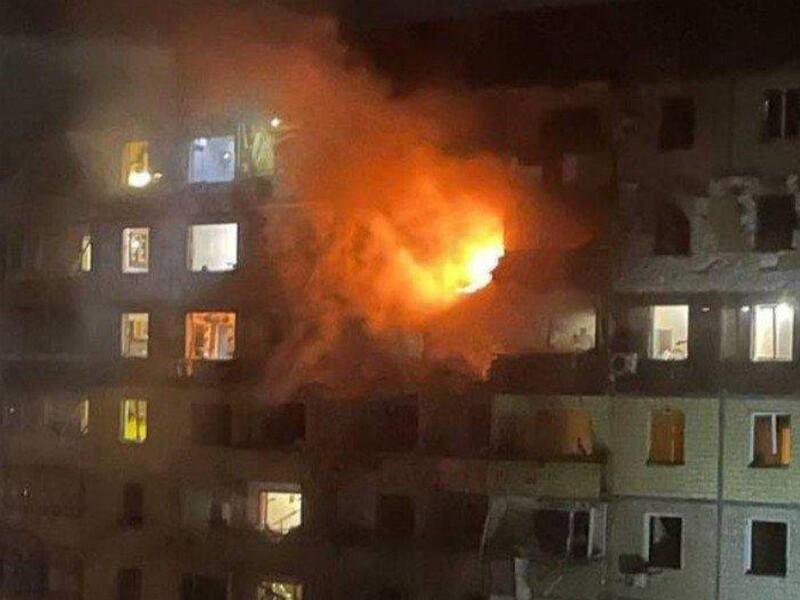 РФ завдала ракетного удару по Кривому Рогу, влучивши в багатоповерхівку. Виникла пожежа, є загиблі й понад 30 постраждалих. Фото
