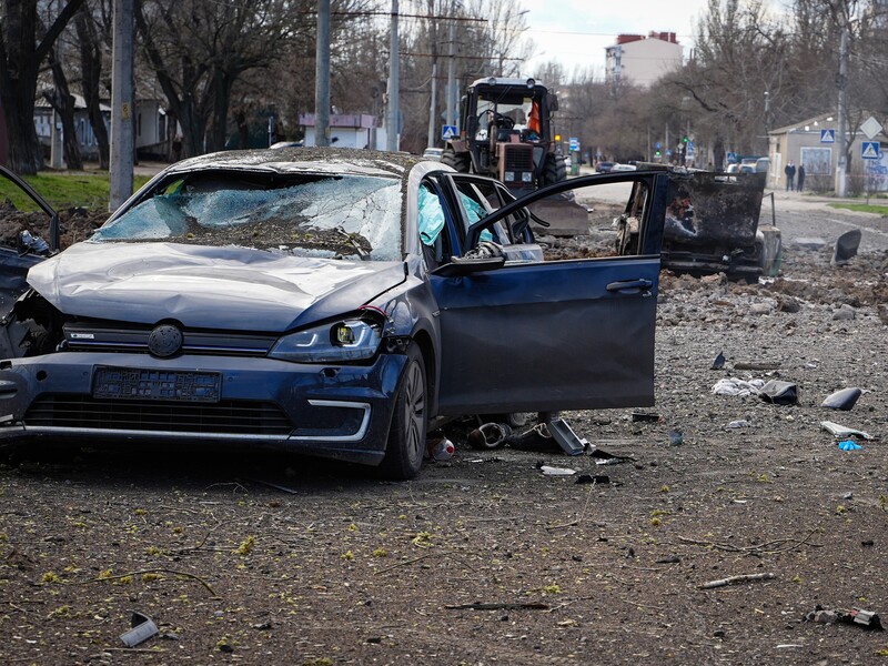 В Николаеве пострадали пять человек в результате ракетной атаки РФ. Повреждены дома и машины