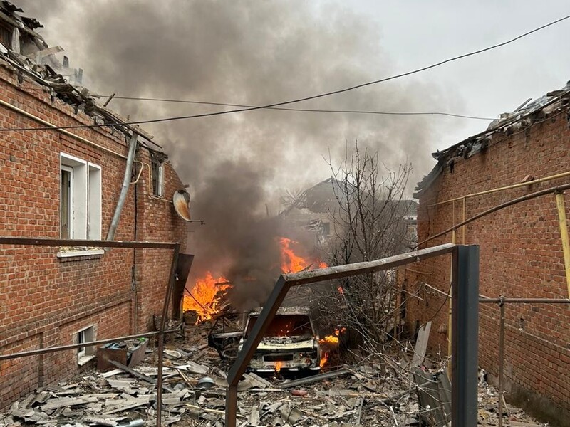 Окупанти вдарили керованими авіабомбами по Вовчанську, виникла пожежа, є постраждалий – поліція