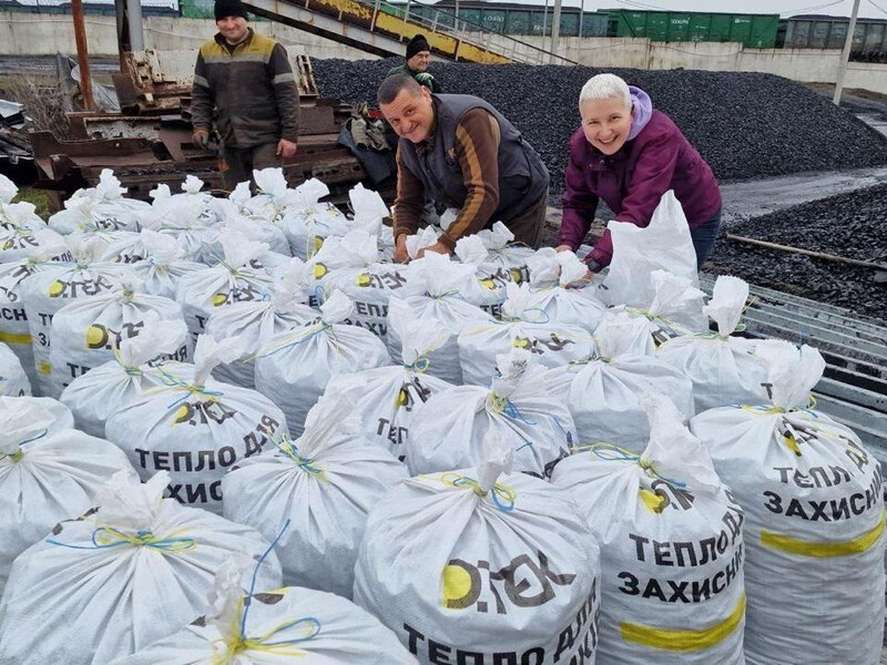 Шахтеры "ДТЭК Энерго" передали очередную партию угля для обогрева защитников Украины