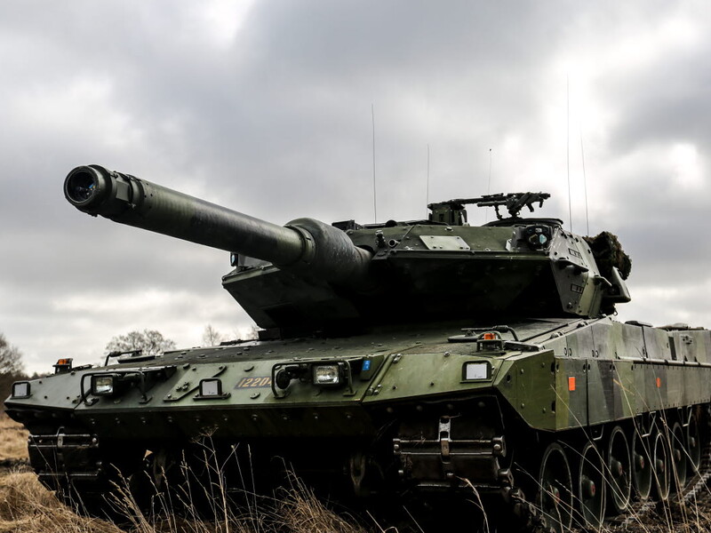 Намагалися викрасти Leopard 2. Оператори БПЛА бригади "Азов" знищили два тягачі окупантів у Донецькій області. Відео
