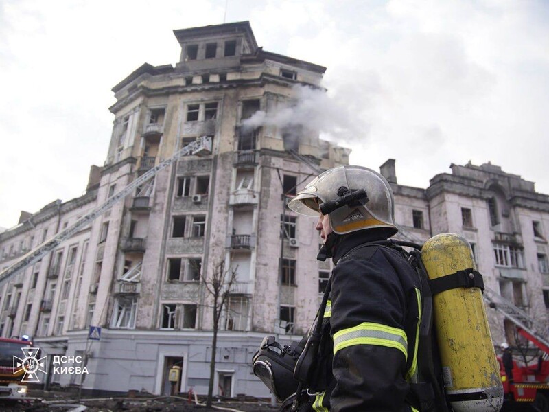 У Києві кількість постраждалих через російську атаку зросла до 13. Рятувальники загасили всі пожежі й евакуювали десятки людей. Фото