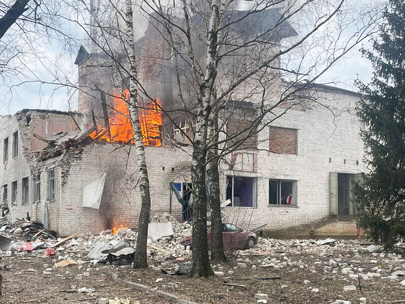 Оккупанты разрушили авиаударом дом культуры в центре приграничного города в Черниговской области, два человека пострадали. Фото