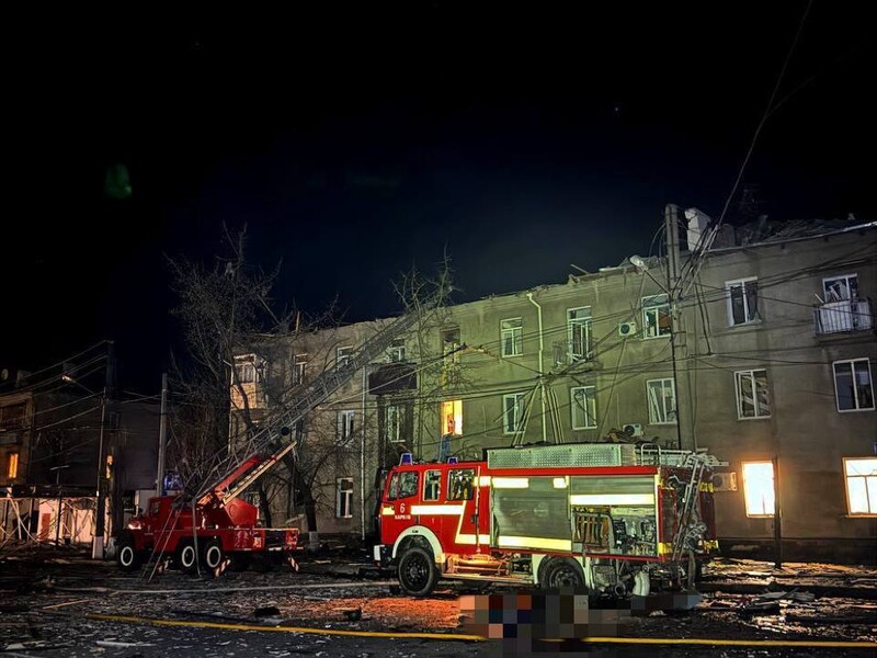 Атака дронів на Харків. Співробітники ДСНС урятували чоловіка, якого завалило бетонними плитами