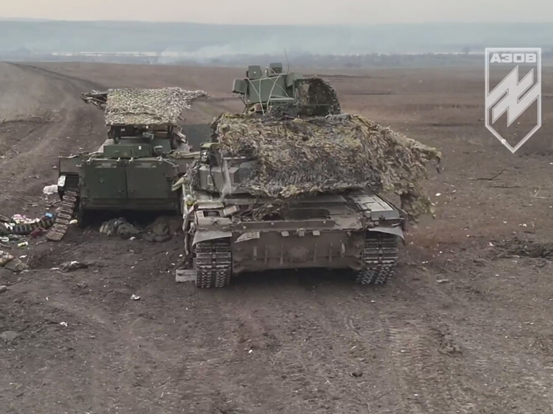 "Божевільний Макс" тут відпочиває". Бійці "Азову" розгромили російську колону і викрали танк окупантів із "конструкцією РЕБ-монстр". Відео