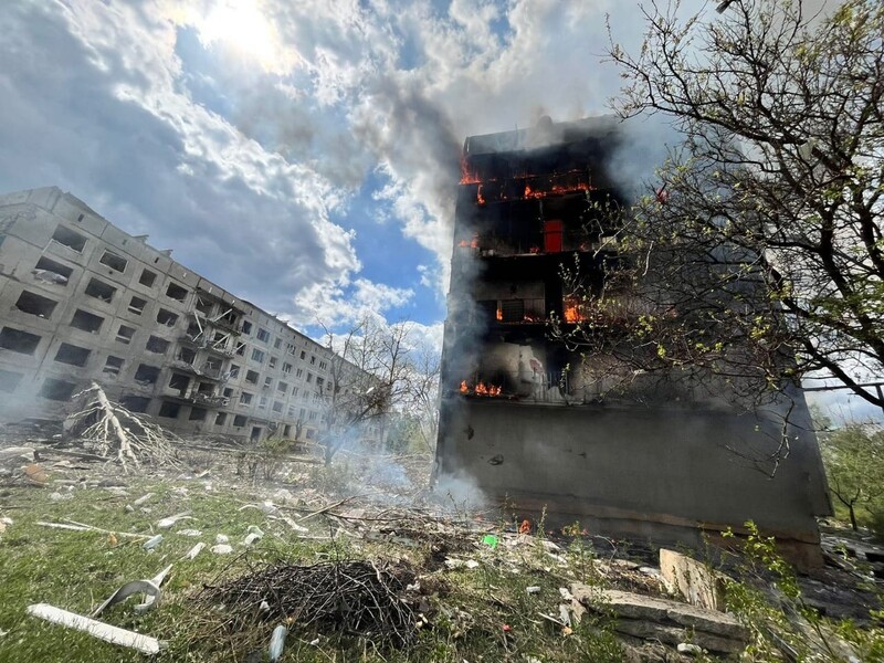 Оккупанты ударили авиабомбой по Очеретино, попали в пятиэтажку. В Донецкой ОВА сообщили о погибшей и двух пострадавших. Фото
