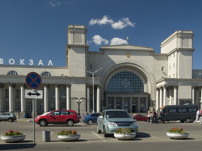 В результате обстрела Днепра получили ранения семеро работников "Укрзалізниці", одна женщина погибла. Вокзал уже возобновил работу 