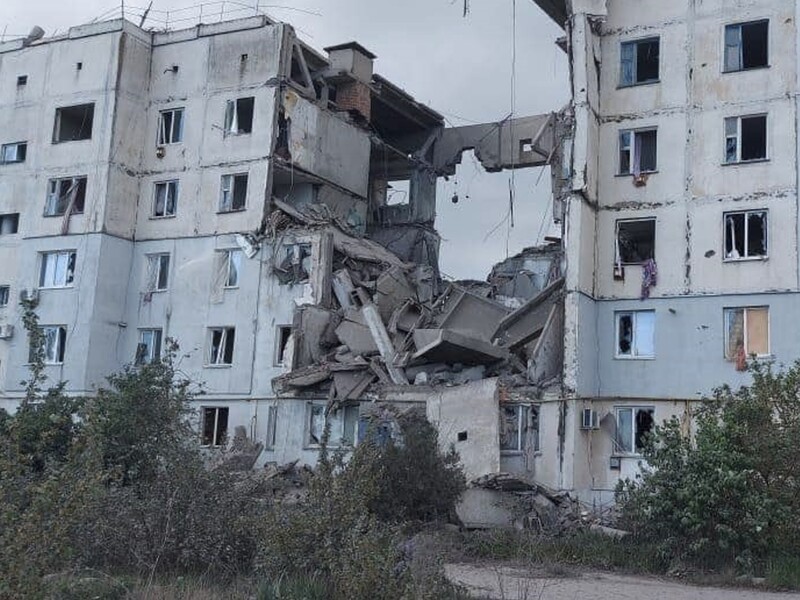 Росіяни скинули дві авіабомби на село в Херсонській області, зруйнувавши під'їзд п'ятиповерхівки. Фото