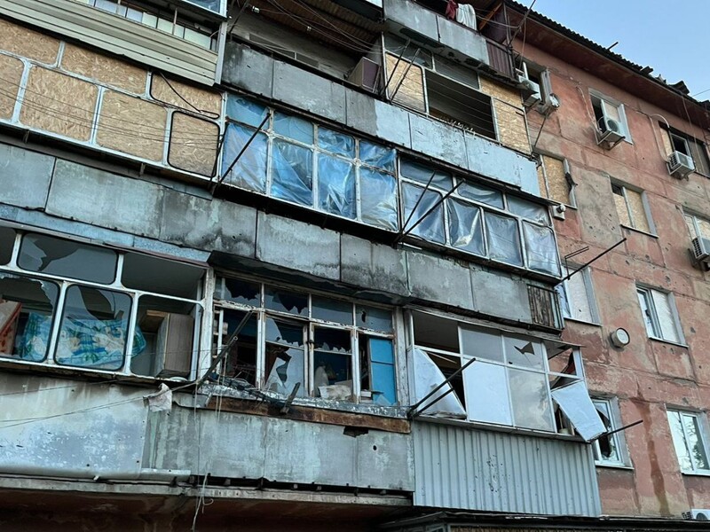 Россияне обстреляли из "Градов" Никополь, пострадала женщина, повреждены админздание и детский сад – ОВА