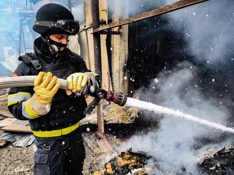 Оккупанты ударили по предприятию в Харькове, на месте прилета сильный пожар, пострадали четверо гражданских