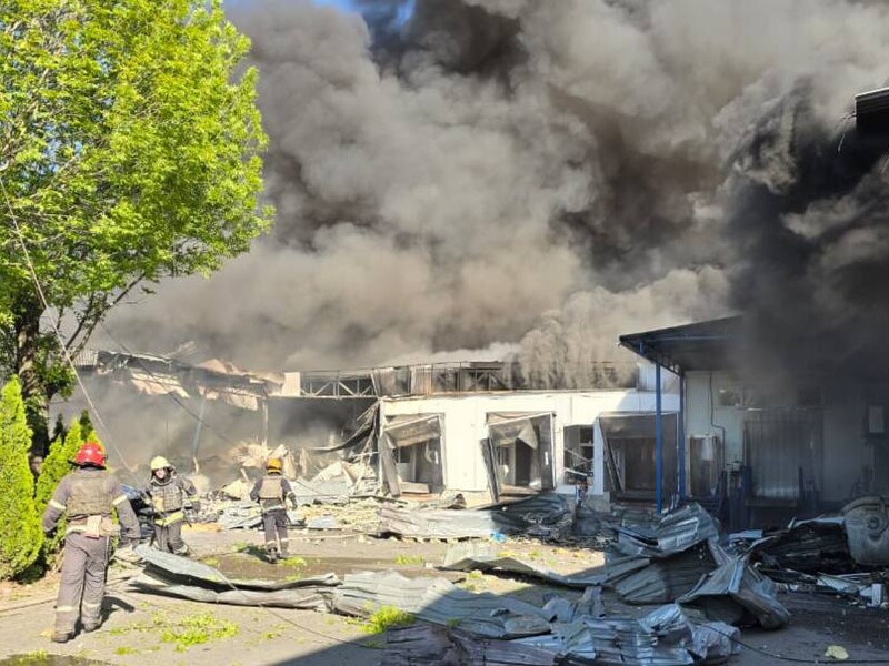 Синєгубов показав наслідки денного удару по Харкову. Пожежа триває, кількість постраждалих зросла до шістьох. Фото