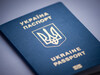 Українцям за кордоном відновили видавання паспортів