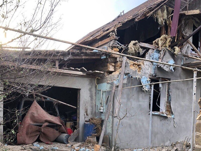 Росіяни вдарили по житловому будинку в селі Херсонської області, поранено мирного жителя – ОВА