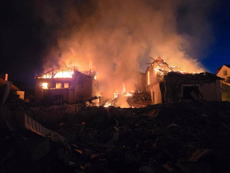Росіяни вночі вдарили по Харкову, сталися пожежі, постраждало двоє людей – ОВА