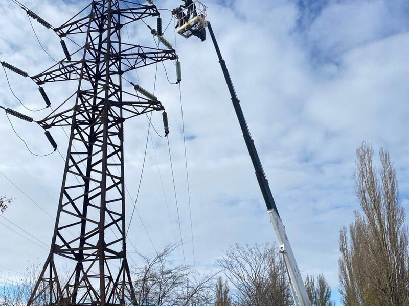 Минэнерго Украины рассказало о ситуации в энергосистеме. После российских обстрелов промышленность отключают почти во всех регионах