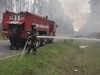 Из-за авиабомбовых и артиллерийских ударов возник лесной пожар в пограничной общине Харьковской области. Спасатели тушили его под обстрелами