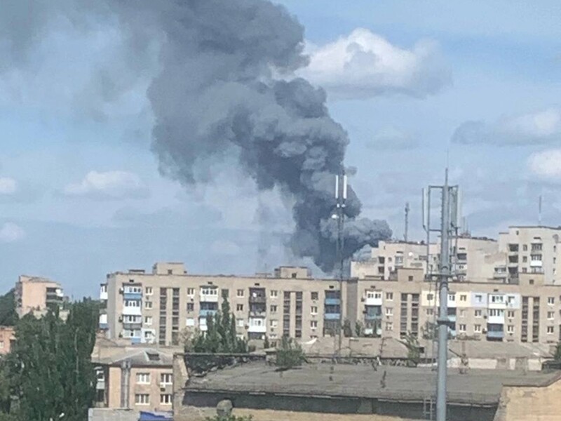 СМИ сообщают о сильном взрыве на складе боеприпасов в Луганской области