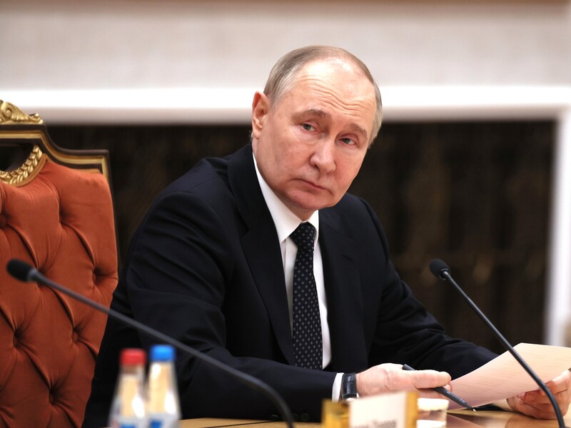 Путин готов "заморозить" войну в Украине на нынешней линии фронта, написали СМИ. Кулеба говорит: "Он боится успеха саммита мира"