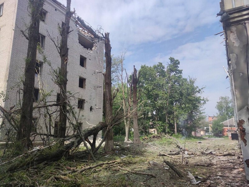 Росіяни авіабомбами атакували передмістя Харкова, поранено мирного жителя