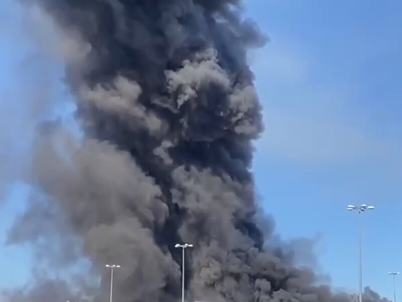 Россия ударила авиабомбами по строительному гипермаркету в Харькове. Есть жертвы и пострадавшие, много пропавших без вести