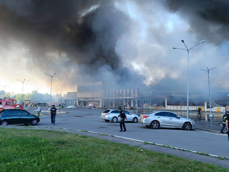 Удар РФ по "Эпицентру" в Харькове. Зеленский сообщил, что в гипермаркете могло быть более 200 человек. Фото, видео