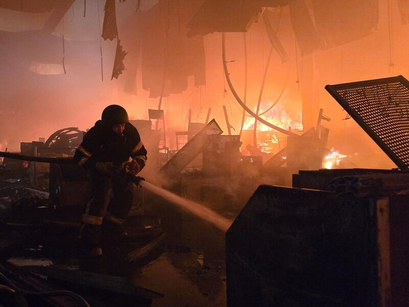 Авіаудар по "Епіцентру" в Харкові. 11 співробітників гіпермаркету не виходять на зв'язок, пожежу локалізували. Фото, відео