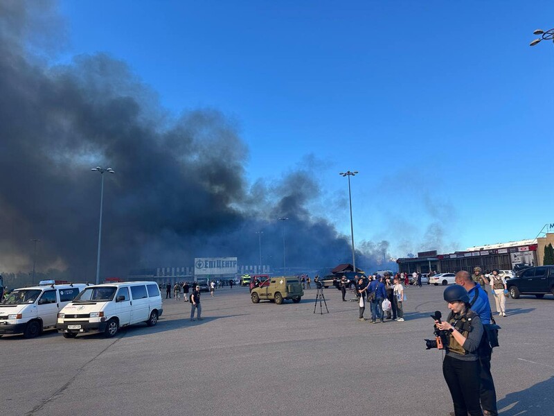 Два удари по "Епіцентру" в Харкові сталися під час евакуації відвідувачів і співробітників, кількість постраждалих зросла до 35