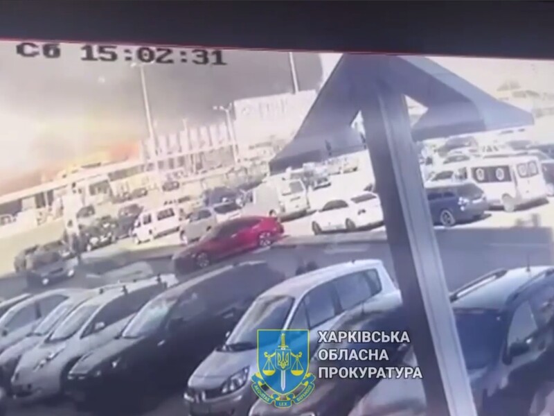 Момент удара РФ по "Эпицентру" в Харькове попал на видео