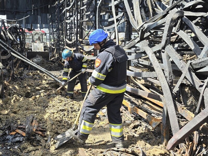 Спасатели разобрали треть завалов в харьковском "Эпицентре", работы регулярно приостанавливаются из-за воздушных тревог – ГСЧС