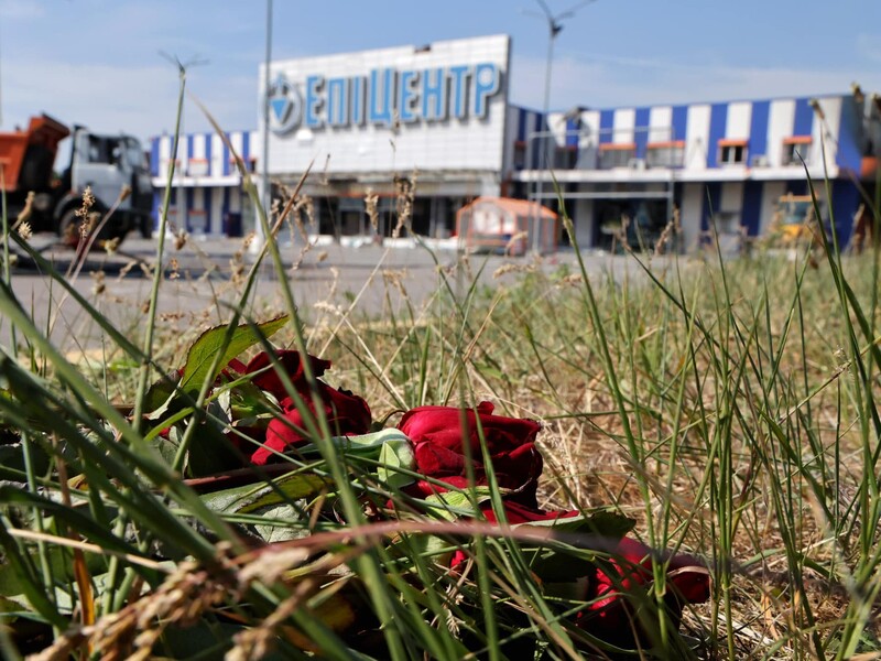 Авіаудар РФ по "Епіцентру" в Харкові. В ОВА повідомили вже про 16 загиблих, серед них – 12-річна дівчинка і її мати