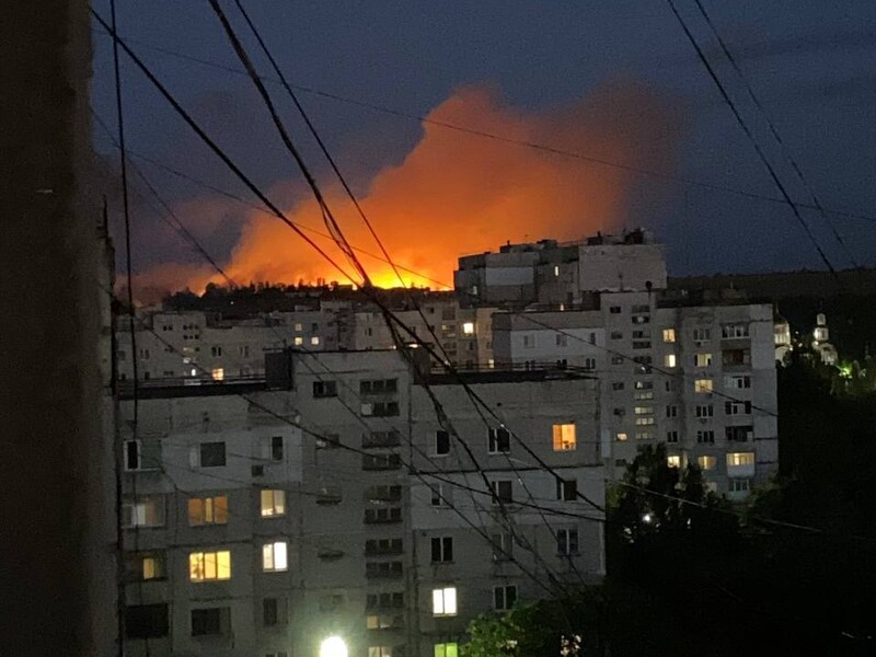 В Луганске после прилета начался сильный пожар. В ОВА сообщили, что "салютовали" вблизи бывшего военного авиационного училища