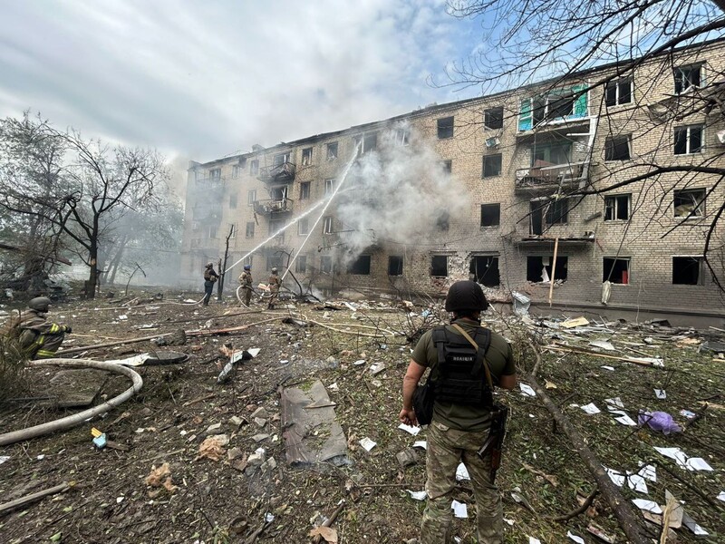 Удар по кондитерской фабрике в Харькове, ракетная атака на Снигиревку, погибшие и пострадавшие, в том числе подростки. Последствия российских обстрелов за сутки. Фото